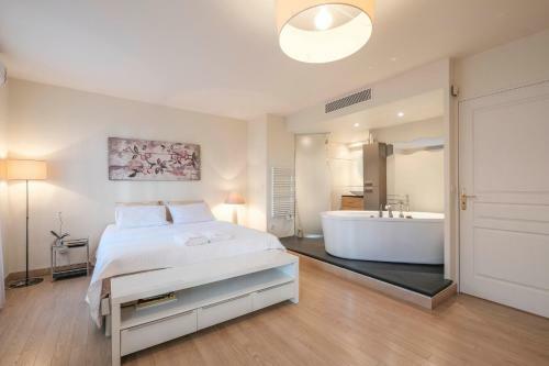 Pleasant 2 Bedroom Apartment With Pool