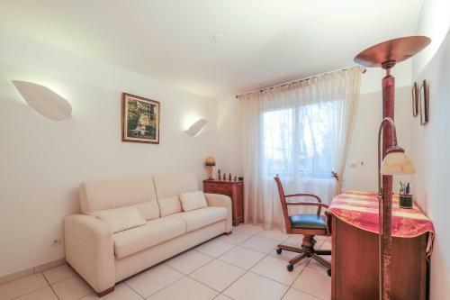 Pleasant 2 Bedroom Apartment With Pool