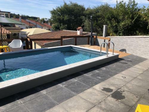 Sun House - Near Sintra - Triple Rooms - Kitchen - Pool