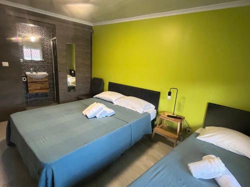 Sun House - Near Sintra - Triple Rooms - Kitchen - Pool
