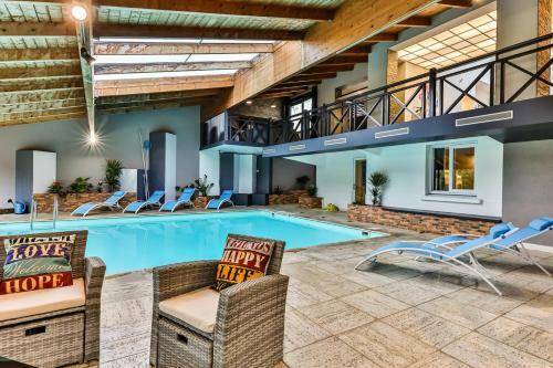 Splendide Maison De 330m Avec Piscine Interieure