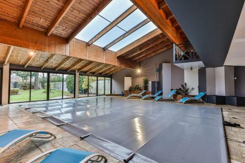 Splendide Maison De 330m Avec Piscine Interieure