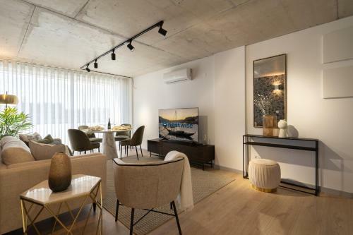 Luxurious Impressive Apartment - Balcony And Pool