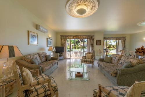Villa With Garden And Pool