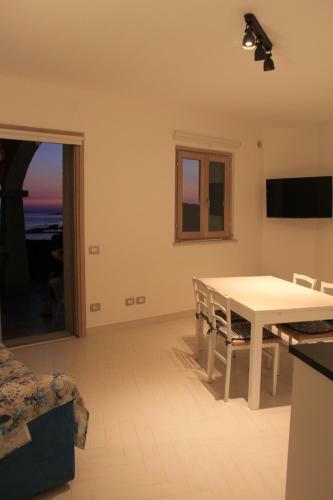 A Punta Tegge Il Mare La Spiaggia Il Tramonto