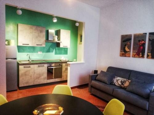 Apartment 3 010037-lt-0479