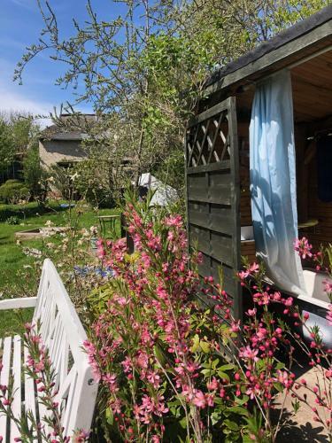 Alte Kate Mit Bau-& Zirkuswagen Im Gartenidyll