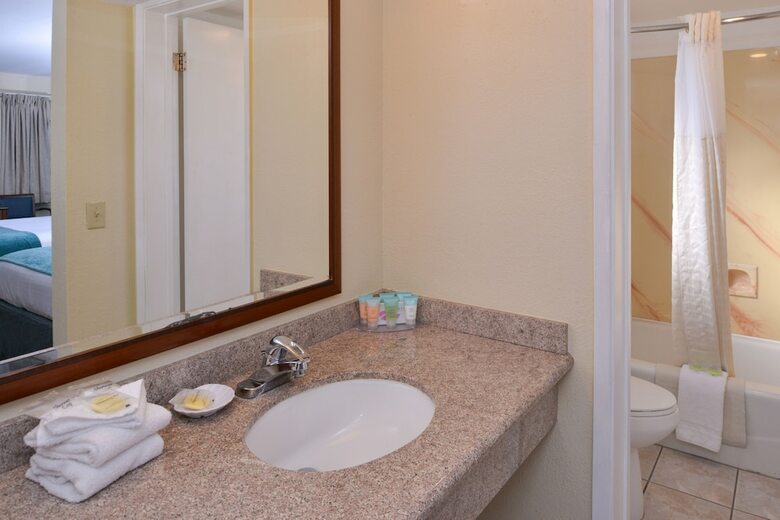 Hotel Edgewater Inn And Suites