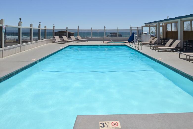 Hotel Edgewater Inn And Suites