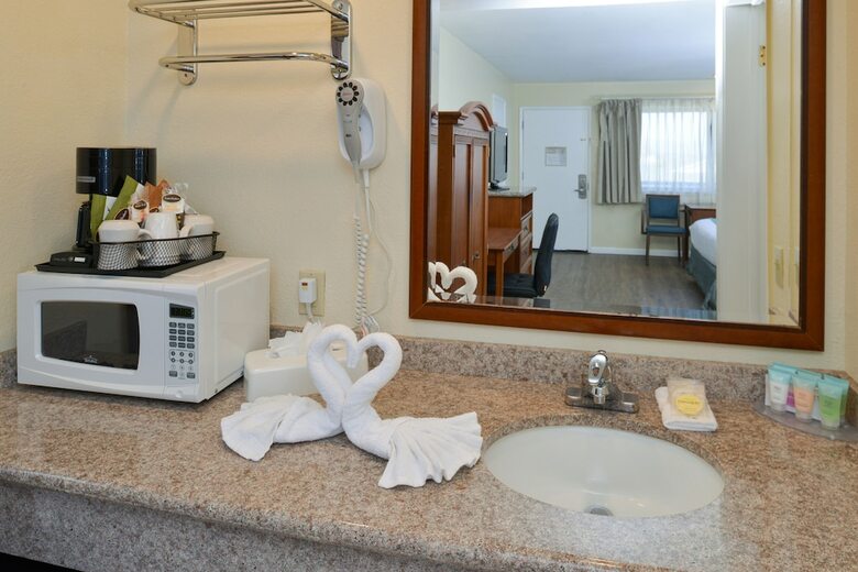 Hotel Edgewater Inn And Suites