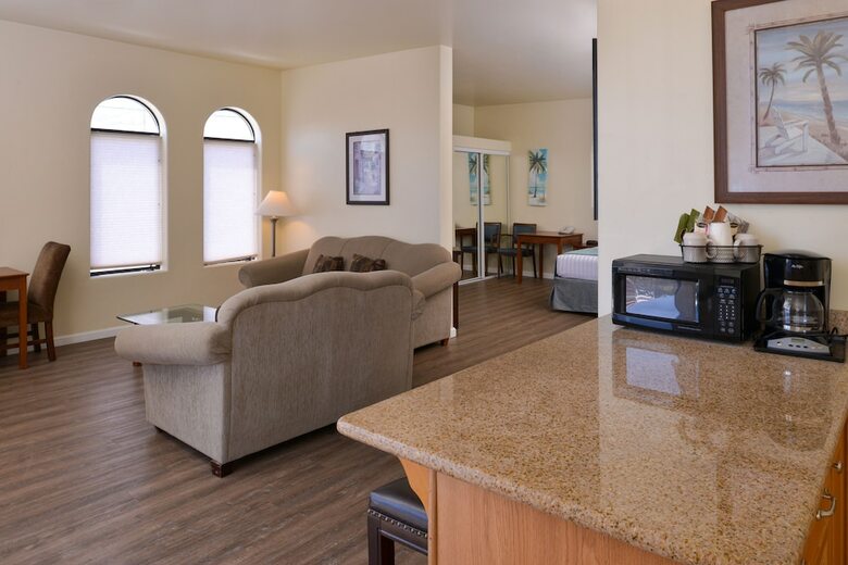 Hotel Edgewater Inn And Suites