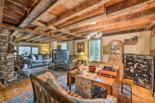 Chestnut Lodge With Vintage Finishes And Art!