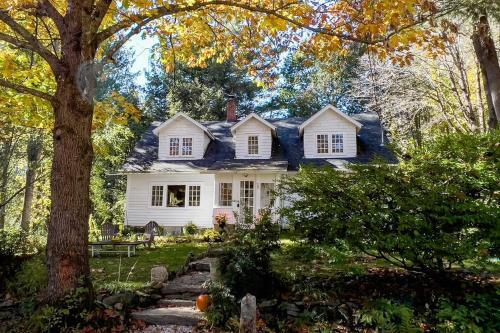 Chestnut Lodge With Vintage Finishes And Art!