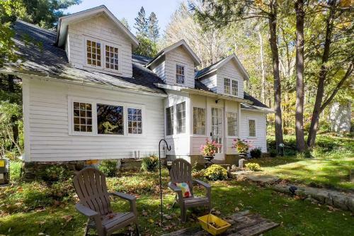 Chestnut Lodge With Vintage Finishes And Art!
