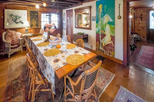 Chestnut Lodge With Vintage Finishes And Art!