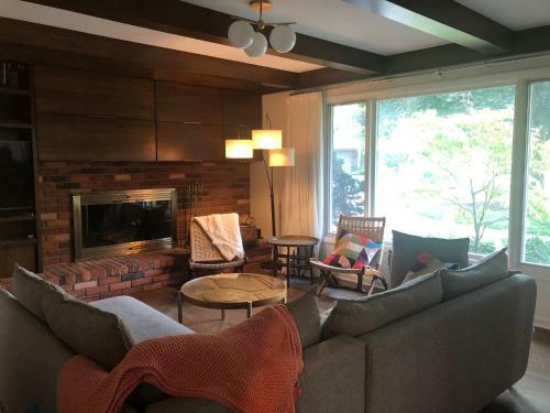 Spacious Modern Retreat Minutes From The Big House