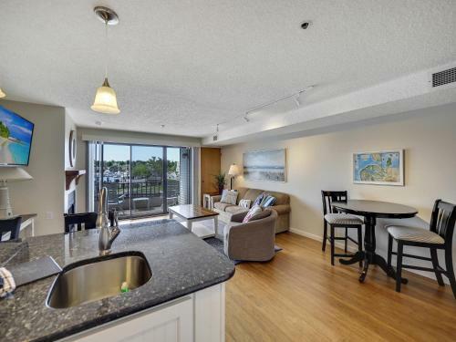 235 Edgewater Inn