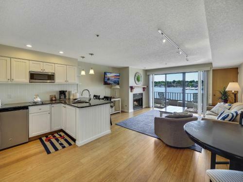 235 Edgewater Inn