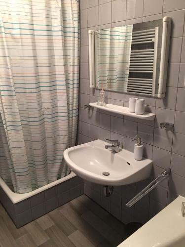 Gro�z�giges Apartment Mit Blick Ins Gr�ne Und Eigener Terrasse