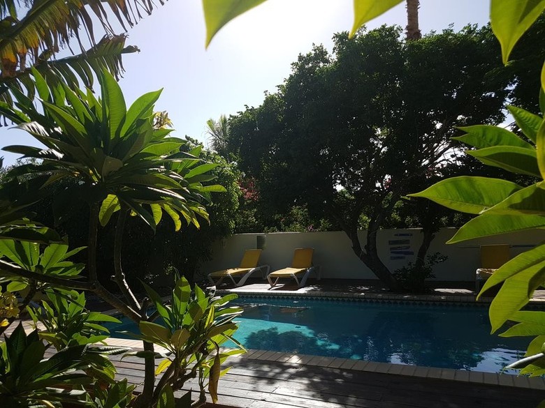 White Beach Apartments Palm Beach