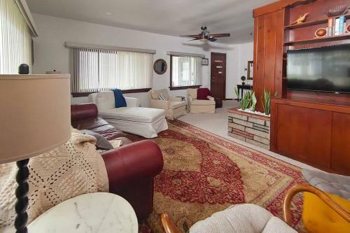 Huge Historic, W/large Yard & Close To Beach