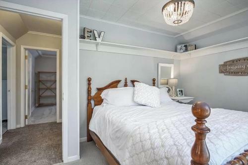 Newly Renovated Farmhouse 2 Miles From Beach!