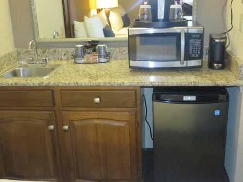 Hotel Ivy Court Inn And Suites