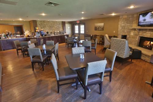 Hotel Ivy Court Inn And Suites