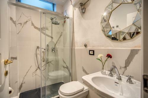 Aweshome - White Mirrors Apartment
