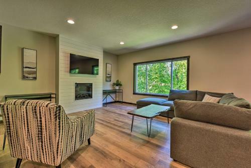 Modern Nisswa Escape With Deck Near Gull Lake!