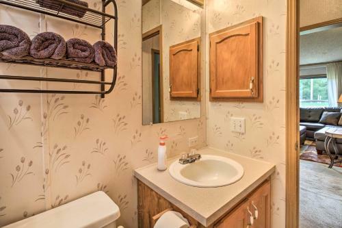 Quaint Pequot Home Less Than 1 Mi From Lake Access!