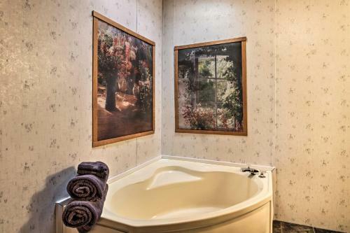 Quaint Pequot Home Less Than 1 Mi From Lake Access!