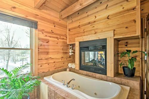 Modern Log Cabin With Rec Room, Steps To Lake!