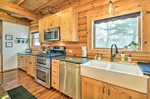 Modern Log Cabin With Rec Room, Steps To Lake!