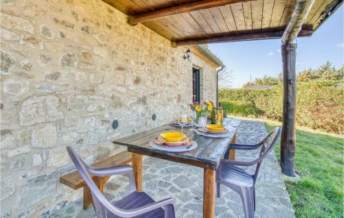 Beautiful Apartment In Radicondoli With 3 Bedrooms