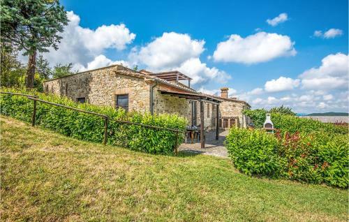 Beautiful Apartment In Radicondoli With 3 Bedrooms