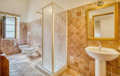 Beautiful Apartment In Radicondoli With 3 Bedrooms