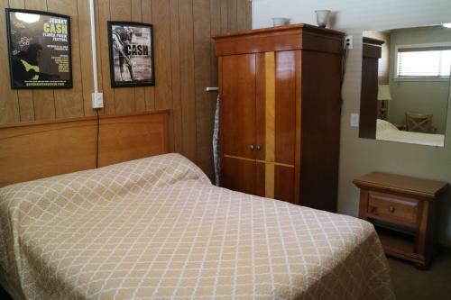 University Motel And Suites