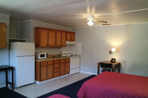 University Motel And Suites