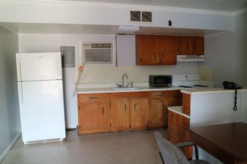 University Motel And Suites
