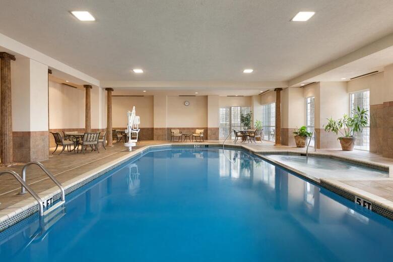 Hotel Chateau On The Lake Resort Spa