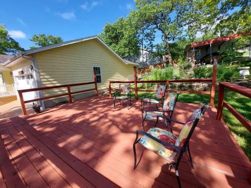 Blue Bird Hill - Excellent Location - Middle Of Branson - Huge Deck - So Good!