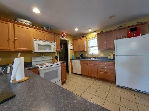 Blue Bird Hill - Excellent Location - Middle Of Branson - Huge Deck - So Good!