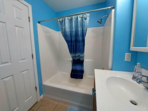 Blue Bird Hill - Excellent Location - Middle Of Branson - Huge Deck - So Good!