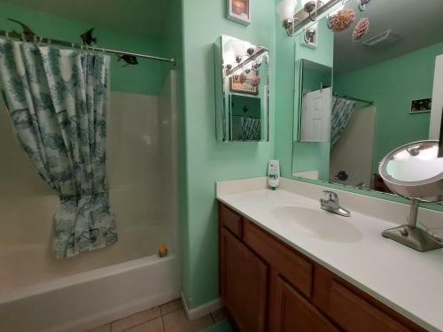 Blue Bird Hill - Excellent Location - Middle Of Branson - Huge Deck - So Good!