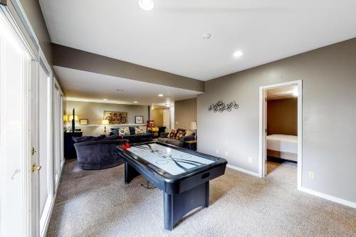 Hummingbird Hills Hangout