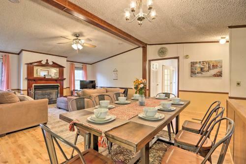 Family Apartment With Fireplace And Front Porch!