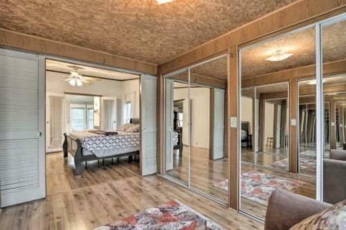 Family Apartment With Fireplace And Front Porch!