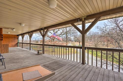 Family Apartment With Fireplace And Front Porch!
