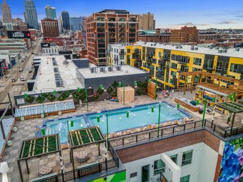 Upscale 2 Bedroom Stay With Rooftop Pool And Hot Tub! 402